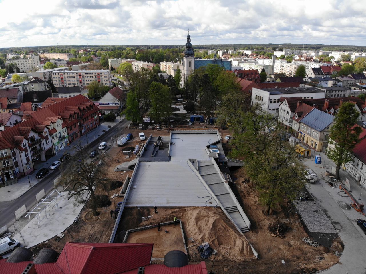 Zdjęcie z lotu ptaka przedstawia trwające prace nad budynkiem Centrum Integracji Społecznej