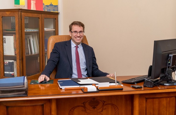 Zdjęcie Burmistrza Trzcianki Burmistrz Trzcianki Krzysztof Wojciech Jaworski siedzący przy biurku.